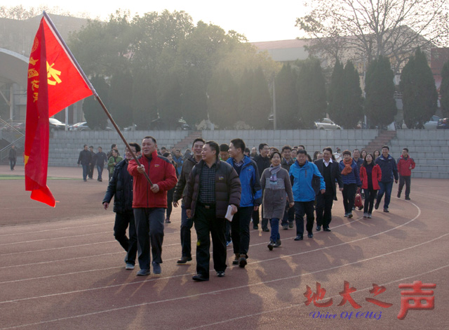 　　为营造良好的冬季健身氛围，12月30日，机关工会在西区大操场举办“迎新年、树新风”为主题的冬季健步月活动。欢乐毛毛虫、无敌风火轮、健步走等趣味活动吸引机关300多名教职工参加。（刘从贵 吴子敬 张子涵摄）