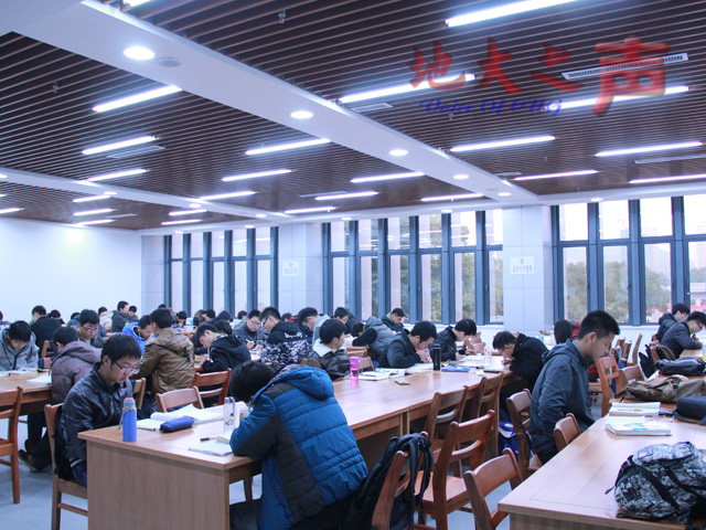 　　目前，学校新图书馆部分自习区域已面对考研学生开放。新馆建成后，由原来的四层老馆扩建到十层，共有藏书160余万册， 2800多个阅览座位，设中文期刊阅览室、电子阅览室、信息共享空间、外文图书借阅区、研修间等。新图书馆将1月1日进行基本试运行。（关皓月 王一如 郑笛畅摄）