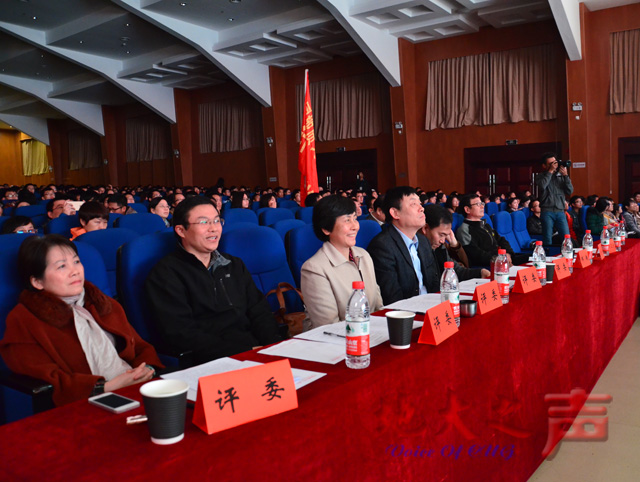 　　11月23日，大学生学习党的十八大、十八届三中、四中全会精神知识竞赛活动决赛在弘毅堂举行，校党委书记郝翔，校党委副书记朱勤文、傅安洲，相关职能部门负责人及1600余名师生参加知识竞赛活动。（周子豪 韩紫嫣摄）