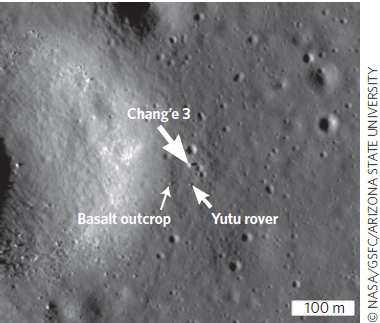 美国宇航局月球勘测轨道器(LRO)拍摄的中国嫦娥3号着陆器与玉兔号月球车,时间是2013年12月24日。图中同时标出了一块玉兔号开展研究的玄武岩露头的位置。嫦娥探测计划的成功为国际探月项目的进展做出了贡献 (图像摘自:Xiao, Long. "China's touch on the Moon." Nature Geoscience 7.6 (2014): 391-392.) 美国宇航局月球勘测轨道器(LRO)拍摄的中国嫦娥3号着陆器与玉兔号月球车,时间是2013年12月24日。图中同时标出了一块玉兔号开展研究的玄武岩露头的位置。嫦娥探测计划的成功为国际探月项目的进展做出了贡献 (图像摘自:Xiao, Long. "China's touch on the Moon." Nature Geoscience 7.6 (2014): 391-392.)