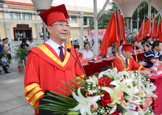 三、校长王焰新发表题为《改变与坚守》的讲话。
