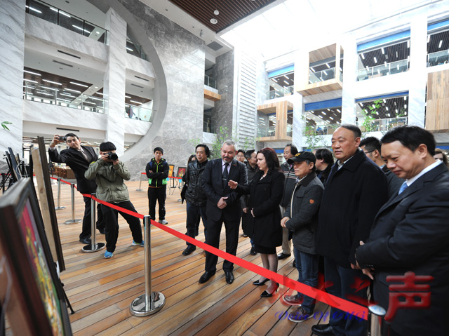 　　12月30日下午，保加利亚大特尔诺沃大学普拉门•列格斯科图普教授画展在我校图书馆二楼开幕。保加利亚大特尔诺沃孔子学院院长伊斯克拉女士，湖北美术家协会秘书长刘春冰，湖北省书法协会高校分会主席丁振国等60余人参加开幕仪式。此次画展将持续到2016年3月。(屠傲凌 周子豪摄)