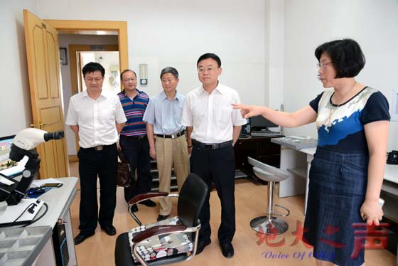 二、一行人考察珠宝学院。（张玉贤摄）