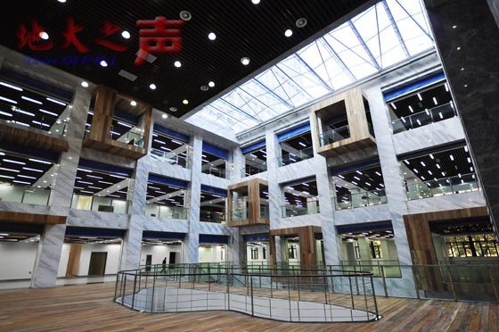 　　四、图书馆改扩建工程总建筑面积24500平方米，其中改造维修部分建筑面积约6964平方米，新建部分建筑面积约17536平方米。预计在2015年1月1日正式开馆运行。（王瑞雪 谢申傲摄）