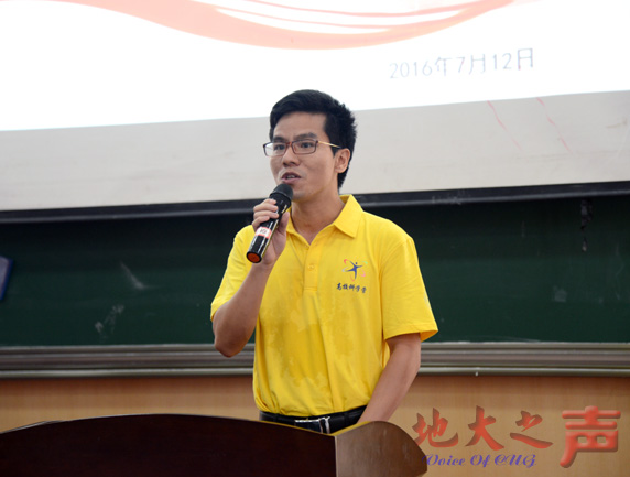 　　三、科学营带队教师代表、广东省珠海市第一中学张佩生发言。