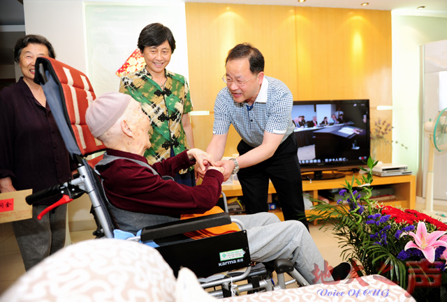 　　一、6月15日，校领导何光彩、朱勤文来到离休干部田苏家中，为他百岁生日祝寿。何光彩代表学校感谢田苏同志长期以来为学校的建设和发展做出的贡献，祝愿田老健康长寿、生活幸福。离退休干部处、组织部、人事处、校工会等部门负责人参加慰问。田苏及家属感谢学校的关怀和照顾。