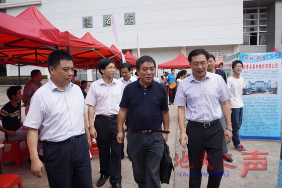 一、9月20日，大学生到黄冈实习实训和创业就业推介会在我校举行。黄冈市市委常委、常务副市长崔永辉，副校长赖旭龙等参加推介会。