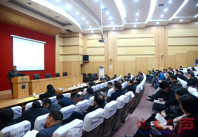　　12月15日，2016年本科教育教学工作会议总结大会在迎宾楼报告厅召开。教务处、学工处、人事处等单位学习专家意见后，结合本单位实际工作，对本次审核评估中反映出的问题进行了梳理并提出整改措施。副校长赖旭龙主持会议。校长王焰新作总结讲话。在校校领导，校学术委员会主任委员、教学工作指导委员会委员、各二级单位主要负责人及相关教学管理人员等参会。（张玉贤摄）