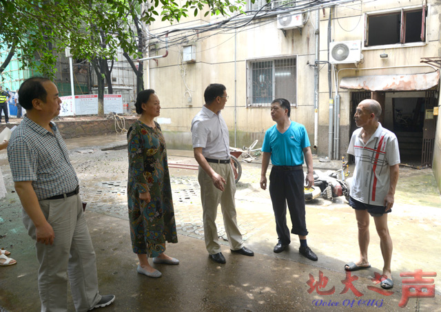 　　近日，长江中下游地区出现了入汛以来最强降雨过程，受暴雨影响，学校多位教职工家中不同程度受灾，有的财产受损，有的出行不便。7月6日，校党委副书记、工会主席成金华，相关部门负责人来到受灾教职工家中，了解受灾情况，并代表学校送上关爱之心。（文/郑琪 图/张玉贤 ） 