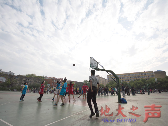 　　4月8日，2015年中国地质大学（武汉）女子篮球赛在西区篮球场开赛，20余支代表队将参加为期一个月的比赛，精彩的赛事吸引了同学们的驻足观看。（何健辉摄）