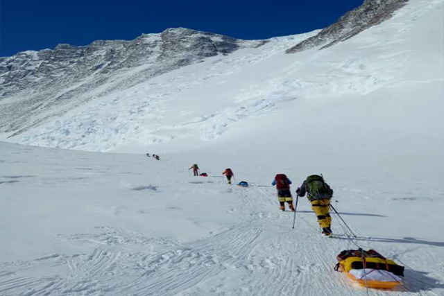 中国矿业报中国地大武汉登山队登顶南极