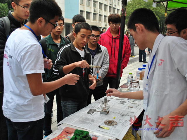 　　10月31日下午，第九届“chemistry show” 身边的化学实验展演在主楼前举行。“叶脉书签”、“油脂指纹”、“神秘的图画”与“水中写字”等精彩有趣的实验吸引了众多同学的参与。（周子豪 张子涵 程远 郑笛畅 黄安 毕梦茜 高琪 韩紫嫣摄）