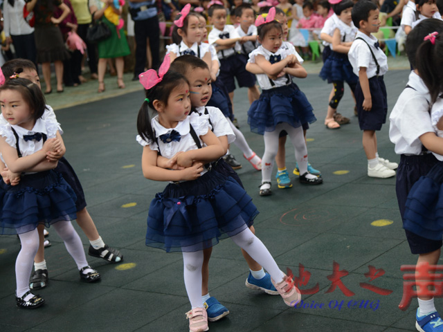 　　6月1日，“欢乐童年 放飞梦想”附属学校幼儿园庆“六一”活动举行。活泼可爱的小朋友们童真的表演博得观众阵阵掌声，营造了快乐的节日氛围。（屠傲凌摄）