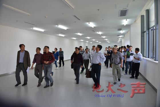 　　一、10月23日下午，我校图书馆改扩建项目进行竣工验收。副校长王华、万清祥，相关职能部门负责人，洪山区建管站、施工单位、设计单位、勘察单位、监理单位等单位负责人，教师代表、学生代表等参加竣工验收。