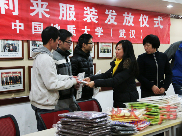 　　12月17日，2014年秋季中国扶贫基金会金利来服装捐赠活动在学工处师生交流厅举行。此次金利来为我校家庭经济困难的大学生捐助男士T恤300件，帮助大学生用于活动、求职等着装，受赠学生均为我校大二、三、四男生，学工处奖助中心将在12月19日前将衣服发放给受助同学。（赵子豪 毕梦茜摄）