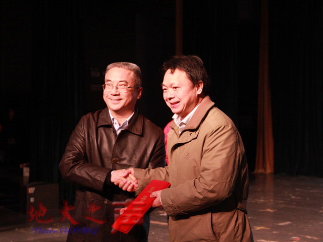 　　九、为获得全国模范教师、国家级教学成果奖、湖北省教学名师、青年教师讲课比赛奖、“创青春”创业大赛奖、大学生创新创业基金奖等获奖者颁奖。（屠傲凌 王一如 郑笛畅摄）