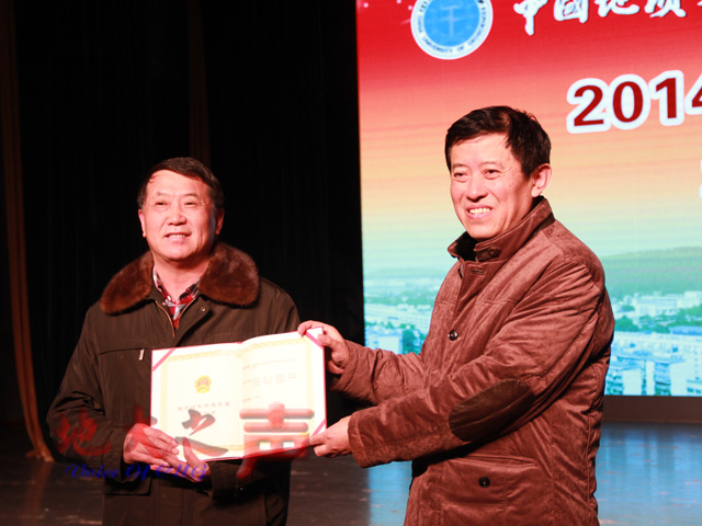 　　九、为获得全国模范教师、国家级教学成果奖、湖北省教学名师、青年教师讲课比赛奖、“创青春”创业大赛奖、大学生创新创业基金奖等获奖者颁奖。（屠傲凌 王一如 郑笛畅摄）