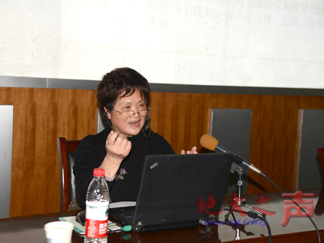 　　12月11日下午，“关爱女性健康大讲堂”在八角楼举行，学校邀请来自广州军区武汉总医院南湖妇产中心的张兰芳主任为教职工作女性健康讲座。（屠傲凌摄）