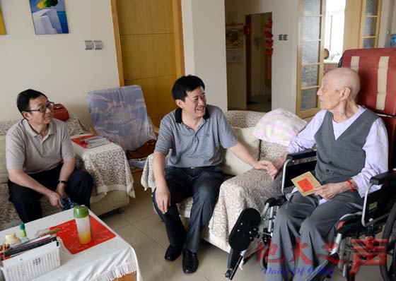　一、校党委书记郝翔看望并慰问老党员田苏。
