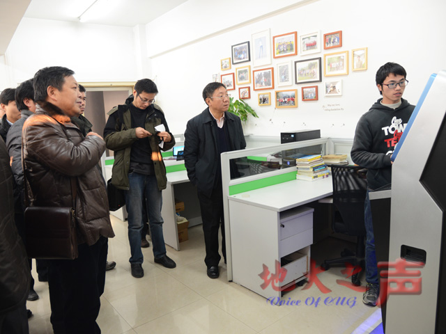 　　二、实验室论证专家组现场考察了我校“智能地学信息处理”建设情况。