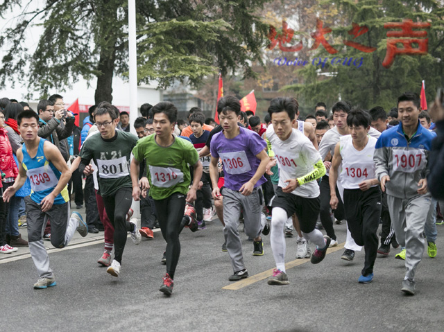　　一、12月9日，为纪念“一二•九”运动，我校举办了“一二•九”长跑活动。来自全校20个学院（课部）的近400名运动员参加了比赛。