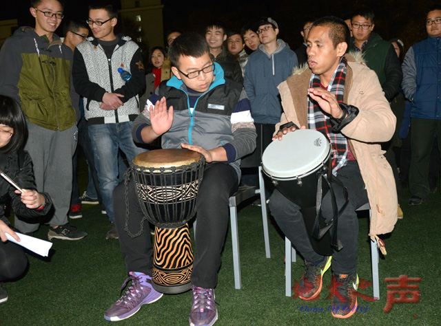 　　一、12月31日晚，我校举行2016年“元留地大•旦愿难忘”嘉年华活动。丰富多彩的体育、文娱等活动吸引众多学子参与。