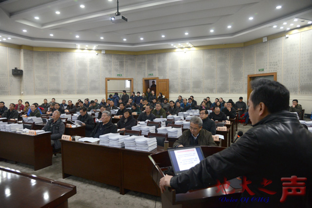 　　1月11至12日，学校学位授权点合格评估校内评审会在八角楼召开。研究生院介绍学位授权点合格评估总体情况及评审要求，法学、公共管理等47个学位授权点分别进行自评汇报。在校校领导，学位点评估领导小组成员，学科建设委员会委员，学位评定委员会委员参加。（张玉贤摄）
