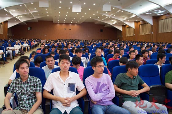9月16日，2014级研究生开学典礼暨研究生新生入学教育举行，在校校领导、院士，相关职能部门负责人，各学院（课部）党政主要负责人、分管研究生工作副院长、党委副书记、研究生辅导员、研究生秘书，全体2014级研究生参加开学典礼。（周阳摄）