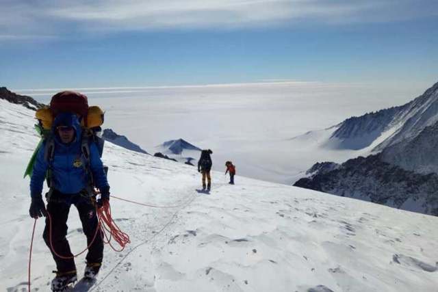 中国矿业报中国地大武汉登山队登顶南极