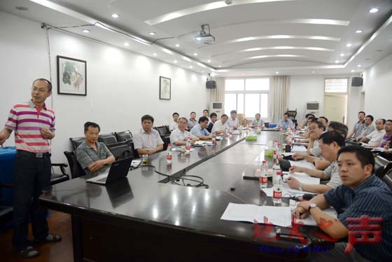 6月5日，我校地质学、地质资源与地质工程学科建设专题工作会议召开。校长王焰新，副校长赖旭龙、郝芳，相关学院和单位负责人参加会议。（张玉贤摄）