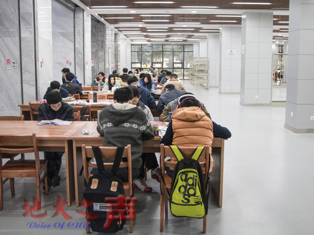 　　目前，学校新图书馆部分自习区域已面对考研学生开放。新馆建成后，由原来的四层老馆扩建到十层，共有藏书160余万册， 2800多个阅览座位，设中文期刊阅览室、电子阅览室、信息共享空间、外文图书借阅区、研修间等。新图书馆将1月1日进行基本试运行。（关皓月 王一如 郑笛畅摄）