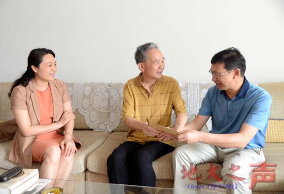 7月2日，校党委副书记成金华一行到老党员、退休教师陈安民家中，送上节日祝福。（张玉贤摄）