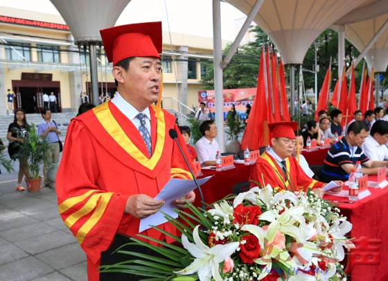 二、校党委书记郝翔宣读《关于授予2014届毕业生毕业证书和学位证书的决定》。