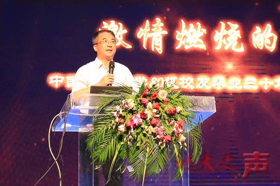 三、校长王焰新向校友们介绍了学校的建设和发展情况。