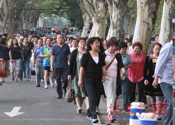 9月29日下午，为迎接中国传统节日--重阳节的到来，300余名教职工参加了由校工会组织的教职工登高活动。（郑祺摄）