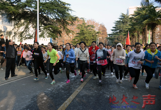 　　二、本次比赛分为男子组和女子组，男子组赛程约7公里，女子组赛程约4公里，随着发令员一声枪响，比赛正式开始。