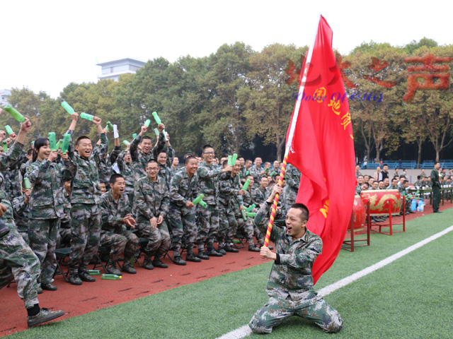 　　11月9日，我校与武汉大学国防生军政技能大比武在学校攀岩馆拉开序幕。湖北省军区主任李庆云上校、驻校干事郭理想，地大国防生管理办公室负责人等参加活动，武大、地大数百名国防生进行了羽毛球和足球比赛，并观看攀岩表演。此次国防生军政技能大比武还将进行指挥班级队列、队列教学法、手榴弹投掷、拔河、篮球等30余个项目的比赛，赛期为时一个月。（程远 周阳摄）