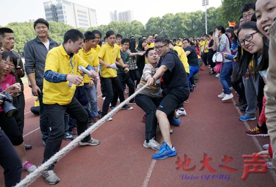 4月27日，第七届校研究生运动会举行，本次比赛项目有8×50米接力、拔河比赛、智转呼啦圈、旋风跑等。图为比赛现场。（李艳 周子豪摄）