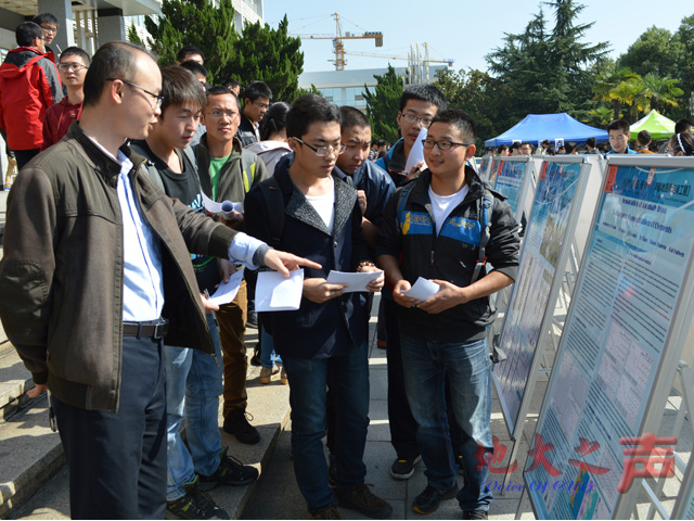 　　三、地质科普知识展、实习图片展等吸引了众多师生们的驻足观看。（周阳 毕梦茜 高琪摄）