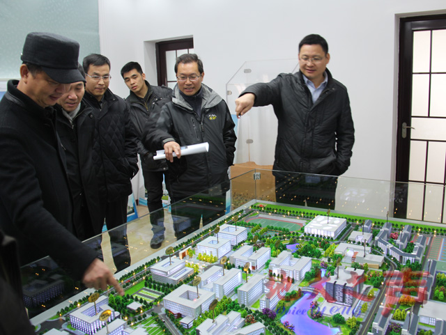 　　1月19日，副校长万清祥，校园规划建设委员会委员、新校区建设指挥部、三期办及相关职能部门负责人，对学校在建工程及新校区建设工作进行检查。（康唯 屠傲凌摄）