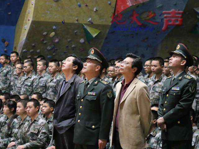 　　11月9日，我校与武汉大学国防生军政技能大比武在学校攀岩馆拉开序幕。湖北省军区主任李庆云上校、驻校干事郭理想，地大国防生管理办公室负责人等参加活动，武大、地大数百名国防生进行了羽毛球和足球比赛，并观看攀岩表演。此次国防生军政技能大比武还将进行指挥班级队列、队列教学法、手榴弹投掷、拔河、篮球等30余个项目的比赛，赛期为时一个月。（程远 周阳摄）
