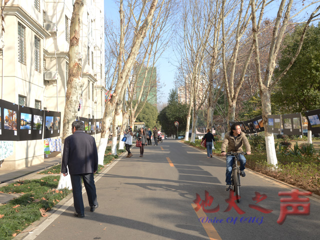 　　12月30日，2014年中国地质大学（武汉）山野摄影协会影展在校东区化石林展出，此次影展共展出影协会员拍摄创作的作品120余幅，精彩的作品吸引了众多观众的驻足观看。（李建军 屠傲凌摄）