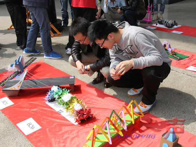 　　4月16日,第十一届纸结构模型设计大赛在西区体育馆前展出，本次大赛共展出作品100余个，其中美观桥40余个，承重桥60余个，精致的纸模吸引了众多师生的观看。（何健辉 毕梦茜摄）