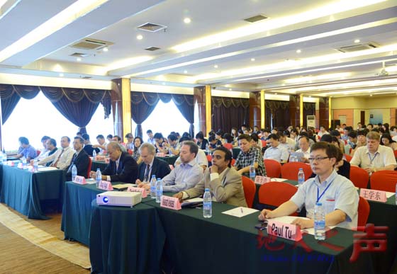　二、本届会议围绕“企业电子商务管理”、“IT技术支持的电子商务”、“知识管理与商务智能”、“电子商务中人的行为研究与社会影响”、“创新管理与IT价值”、“新兴的运作和服务管理”等多个领域进行大会交流。我校和清华、武大等高校的专家学者、以及部分海外专家学者参加此次会议。（张玉贤摄）