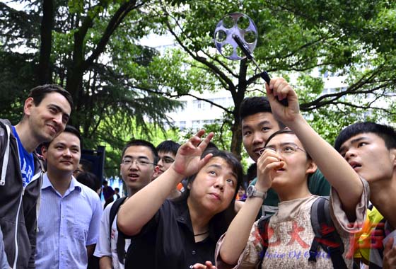 一、5月22日，数学与物理学院首届数理文化科普展演举行。数理快闪、数理创意作品展、数理趣闻知识展览、物理开放实验、科普有奖知识竞答等数理文化大餐吸引众多师生驻足。