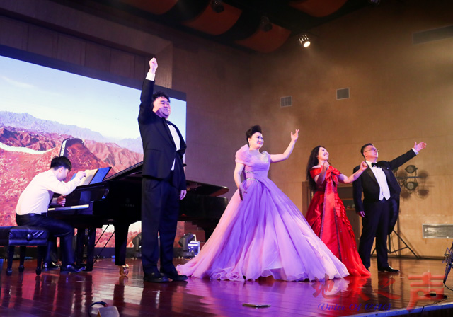 　　一、为庆祝香港回归20周年，6月8日，由我校、武汉音乐学院、湖北美术学院联合举办的“我爱你中国——庆祝香港回归祖国20周年三校联合艺术展演”在我校举行。展演采用美术展览、专题讲座及音乐会等多种形式，讴歌了“一国两制”成功实践的光辉成就。图为文艺演出现场。