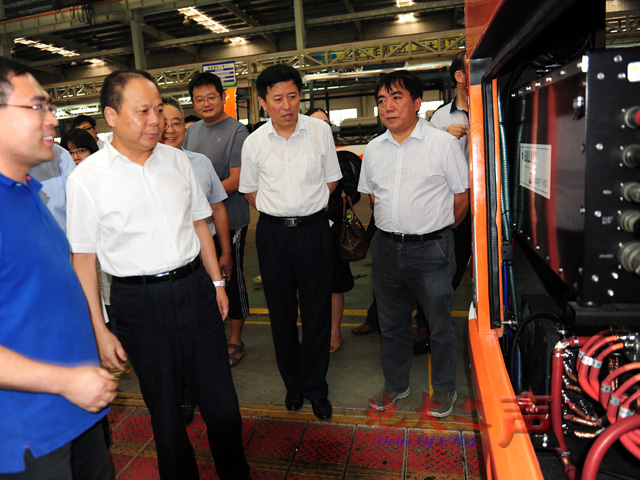 　　一、9月17日，由我校国家首批“千人计划”专家程寒松教授团队和同济大学等单位研发的全球首台常温常压储氢•氢能汽车工程样车“泰歌号”在武汉扬子江汽车厂区诞生！武汉市市长万勇在校党委书记郝翔，校长王焰新，副校长赖旭龙的陪同下慰问了节假日还战斗在生产一线的“泰歌号”氢能汽车科技人员，并见证了常温储氢供氢系统和燃料电池动力系统对接联调成功这一历史性时刻。