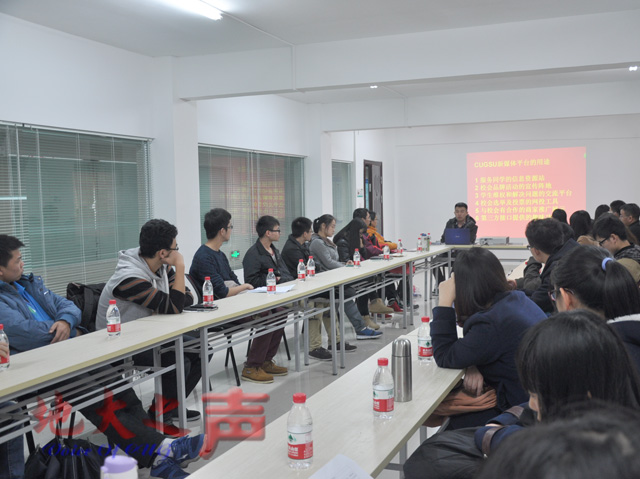 　　二、本次论坛的主题是“发展新媒体 共建微校园”，与会代表围绕新媒体建设、版权保护等进行交流讨论和经验分享。（寿建林 谢申傲 赵子豪 王颖捷摄）