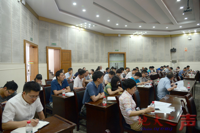 　　7月7日，学校在八角楼召开座谈会，组织学习习近平总书记在“科技三会”上重要讲话精神。各学院（课部）、学术创新平台科研工作负责人，科研秘书及教师代表等参加。（张玉贤摄）