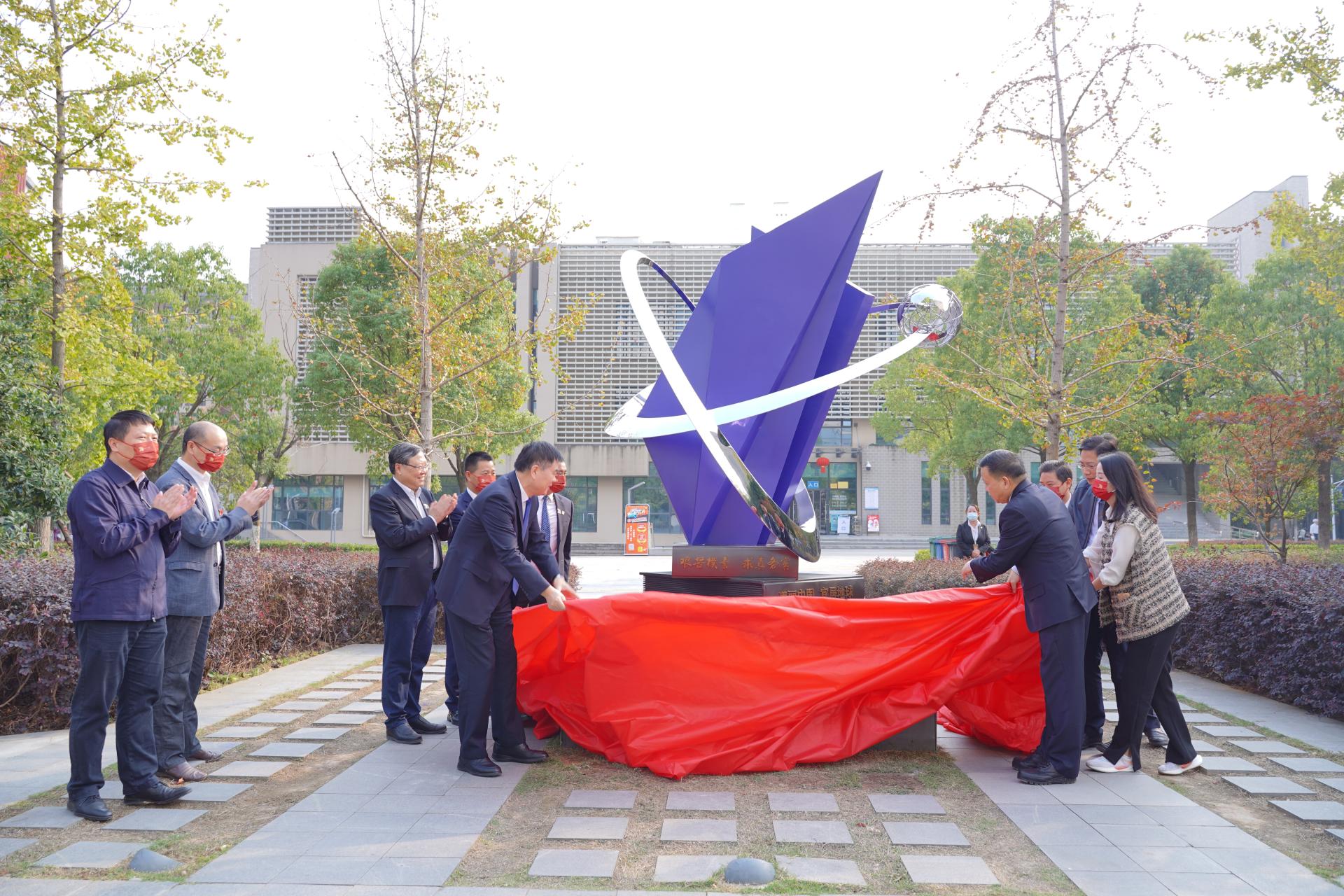 《逐梦》雕塑在未来城校区完工